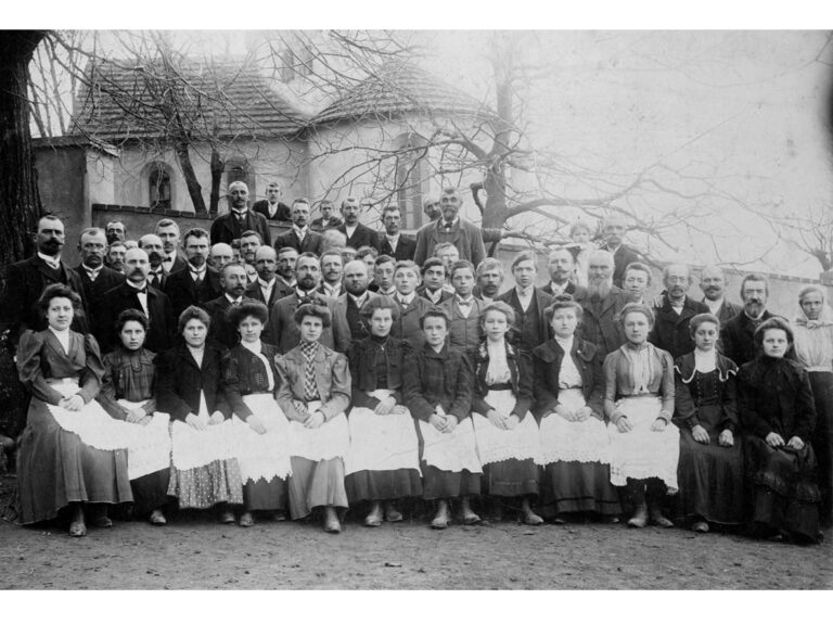 Hromadná fotografie místních obyvatel